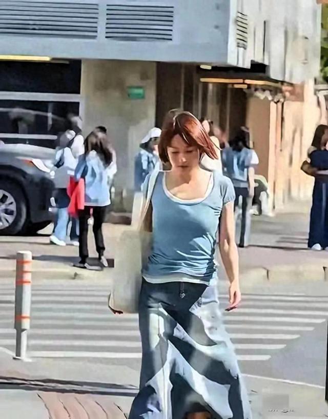 马伊琍亮相上海街上 才50岁咋就变老阿姨了？网友直呼 细瞧状态不错