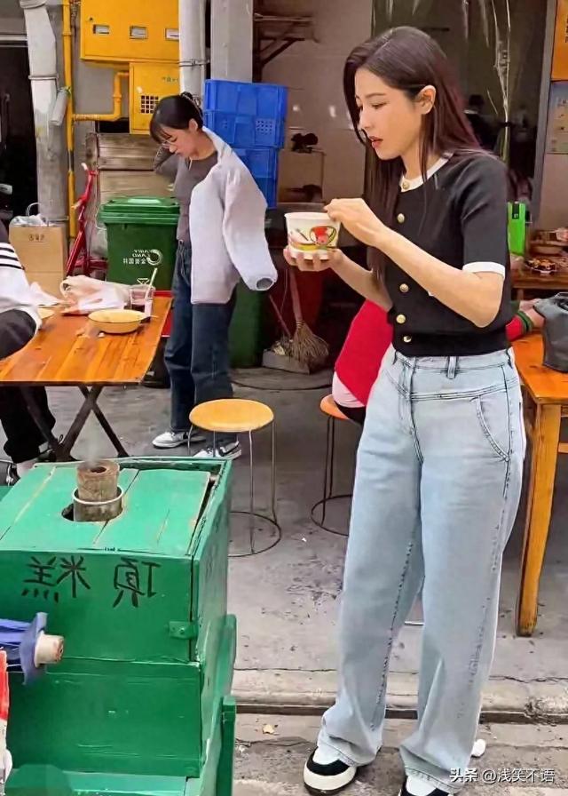 荆州偶遇曾黎！49岁依然惊艳，气质优雅，美貌不输少女！