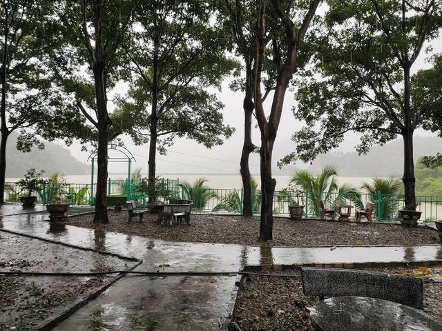 越南公路沿途休息区，依山傍水，景色还不错