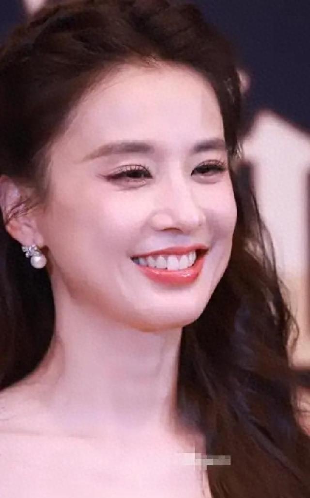 北京红毯，摔跤	、独眼龙造型、礼服搭棉鞋	，走秀反成大型灾难现场