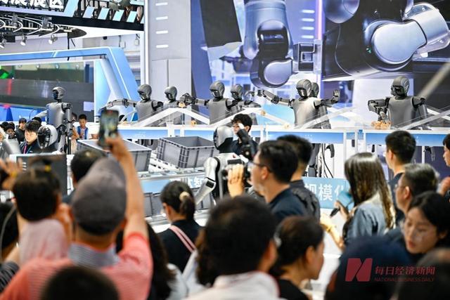 图集丨直击“2025世界机器人大会”：是帮手也是玩伴  人形机器人密集上新