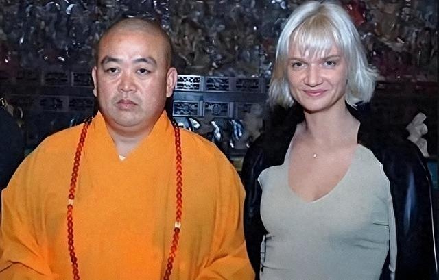 释永信与师姐释永梅合影流出！22年前，她胸前挂着当时最潮流手机