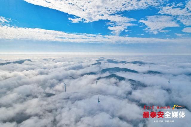 望岳美图丨秋霁笼旧县，云雾漫山生
