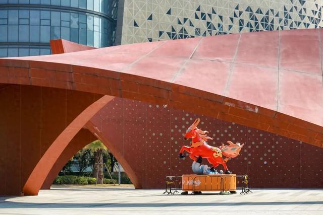 “骐骥泽泽”亮相东海四朵金花广场，等你来打卡！