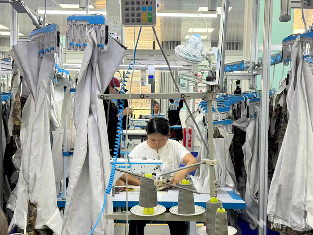 活力中国调研行｜54岁大姐站上直播台，天门服装电商成为全民新机遇