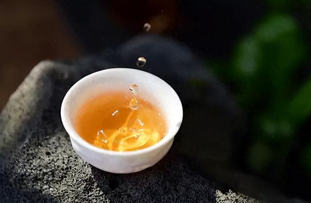 白芽奇兰茶多少钱一斤有什么功效（寒冬选茶不易）