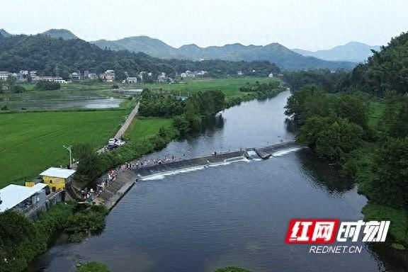桃江：天然泳池纳凉热 安全守护伴清凉