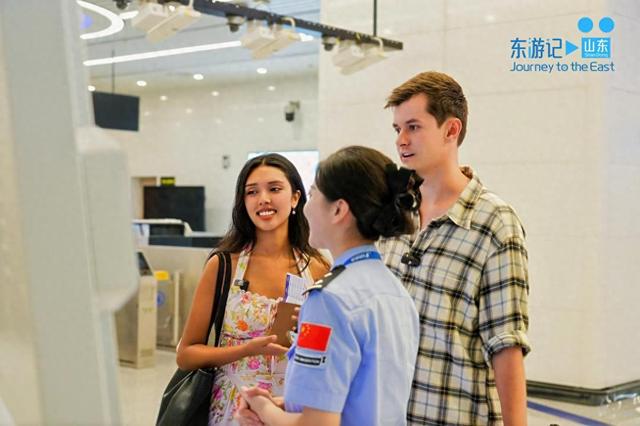 外籍网红夫妇邂逅济南：汉服游泉城、泛舟大明湖，过境免签政策助推国际旅游热潮