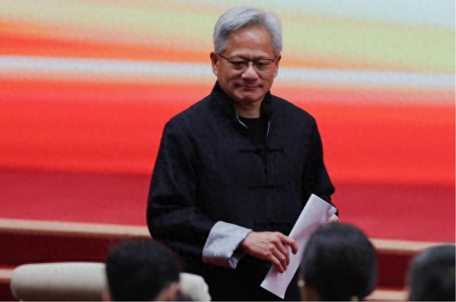 脱掉皮衣，穿上唐装，中文开场！黄仁勋链博会演讲实录全文