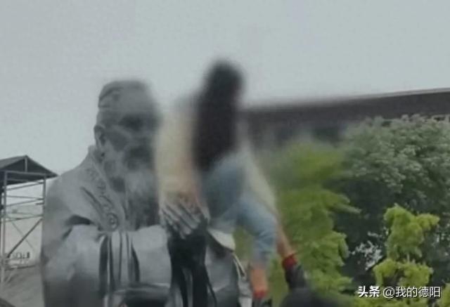 离谱！事发德阳文庙！一女游客爬上孔子雕像拍照？！景区对此回应！