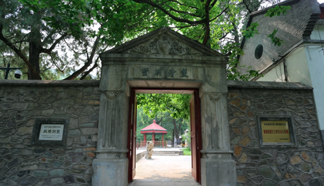 1949年，李克农进毛主席房间看了看床底，脸色大变拔枪就冲向寺庙