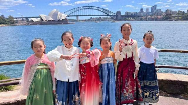 小小航天人艺术团亮相第76届国际宇航大会，首次荣获大会国际荣誉