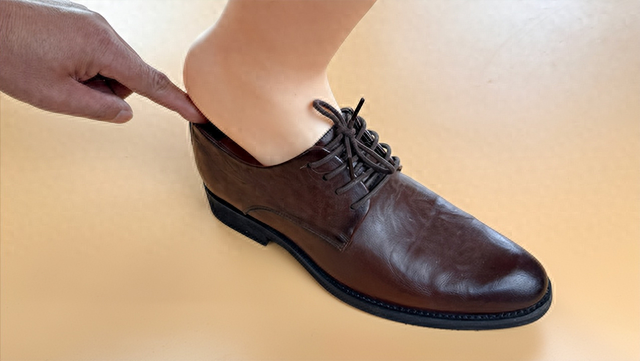 脚后跟勾不住高跟鞋鞋跟怎么解决（鞋店老板不外传的秘籍3个妙招让挤脚鞋瞬间服帖）