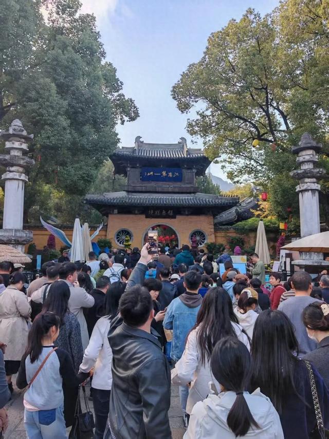 今天，这里挤爆了！