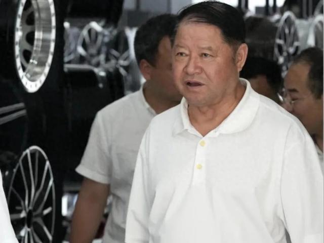 董事长司机在董事长家吃晚饭,次日和妻子火速买入上市公司股份:投入112万元,卖晚了倒亏1.45万,被罚50万