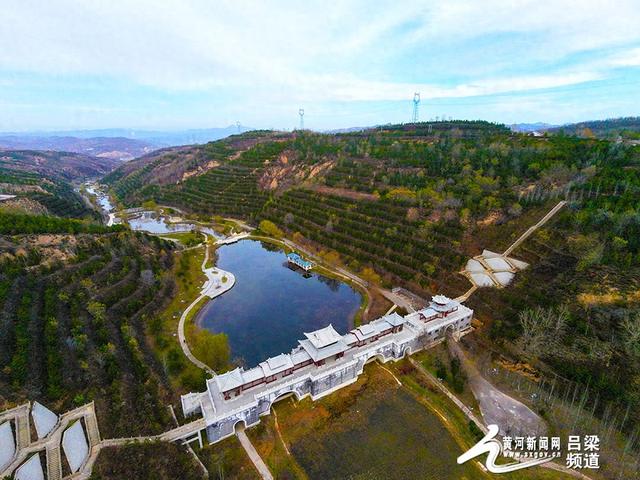 初冬吕梁市区森林公园：霜染林峦 景韵天成