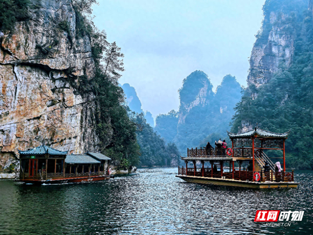 外国博主探秘张家界宝峰湖，湖光山色与非遗圈粉全球