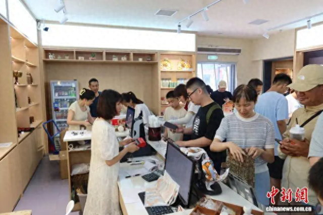 中新网关注丨楚韵焕新彩 湖北荆州博物馆文创热潮引客来