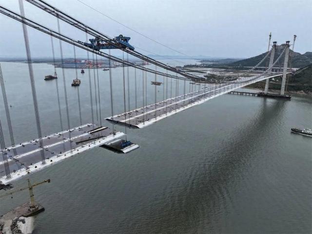山东最大跨径跨海悬索桥顺利合龙