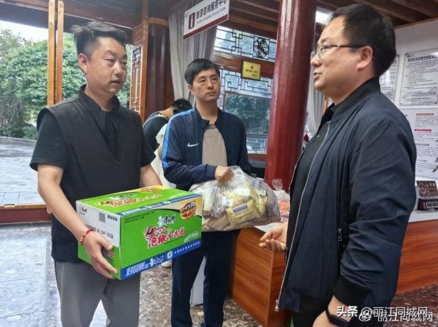 丽江古城：暑期高峰送关怀 一线坚守暖人心