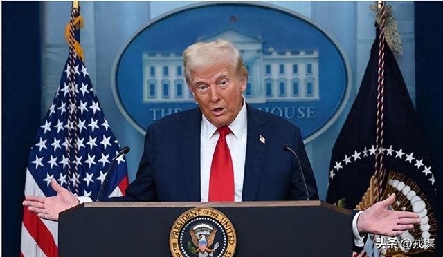 特朗普吹炸船救2.5万人？一年才死7万，证据全无还甩锅！