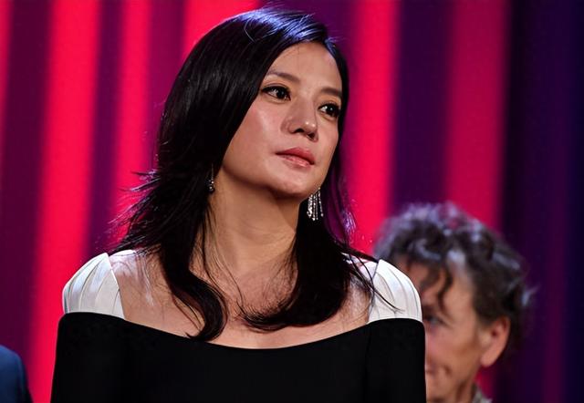 1590万资产被冻结！劣迹艺人赵薇走投无路，将15岁女儿当救命稻草