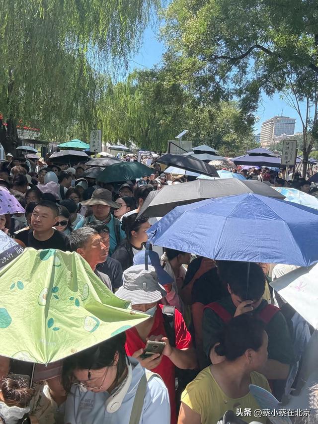 7月18日上午，北京毛主席纪念堂发生的真实场景画面，大家看看吧