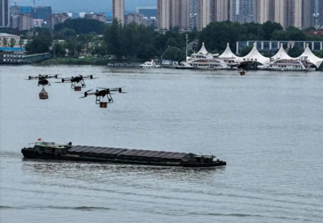 南京长江水面开启空中无人机配送，最快10分钟送达