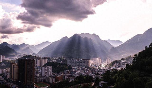 鹤峰：丁达尔光的山间暮色