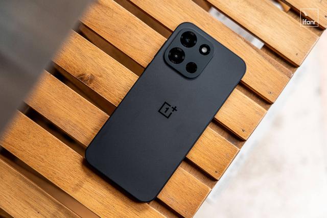 一加 Turbo 6 体验：9000mAh 大电池配 27W 反向快充，能打电话、打游戏的充电宝