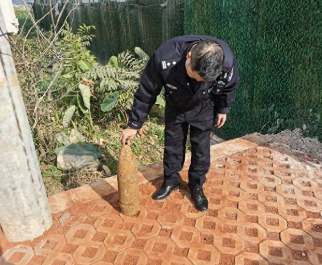 吓人！玉溪一老宅拆除现场挖出炮弹头