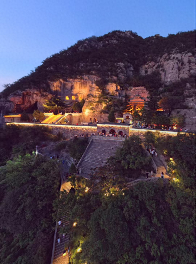 夜游响堂山，邂逅一场穿越千年的浪漫