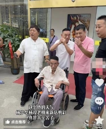 杨少华出殡长子迟迟难下跪,三排劳斯莱斯望不到头,随行的人在笑插图1 杨少华出殡长子迟迟难下跪,三排劳斯莱斯望不到头,随行的人在笑