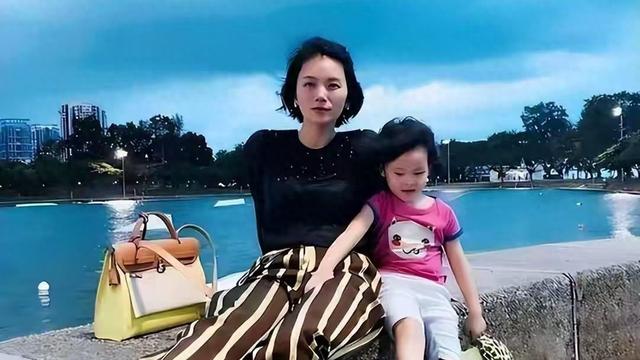 与陈思诚恋爱，和富豪老公闪婚闪离，41岁独自抚养女儿的她成赢家