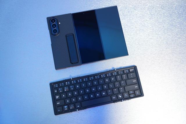 三星 Galaxy Z TriFold 真机上手：能揣兜的电脑