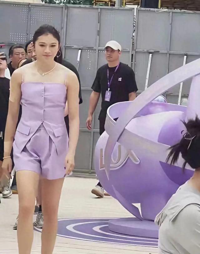 哇，吴艳妮这大身板，好壮实，健康阳光，运动美是真好