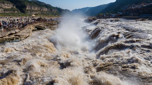壶口瀑布秋日现绚丽彩虹 水雾与阳光共绘自然奇观