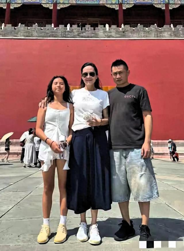 TVB前花旦郭羡妮与丈夫逛北京 女儿长大好漂亮 一家人画面温馨幸福
