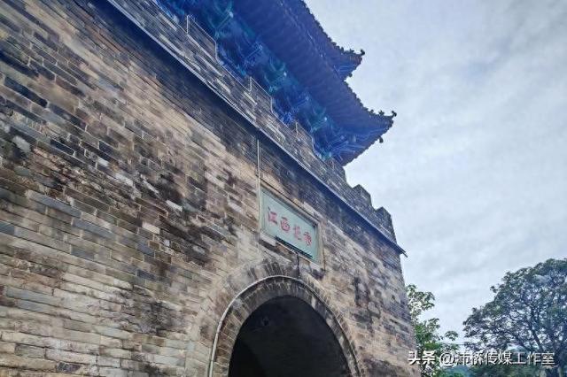 石泉老街：时光雕琢的历史画卷