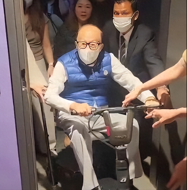 千亿身价又有何用？97岁的李嘉诚近况曝光无力回天，两儿子成心病