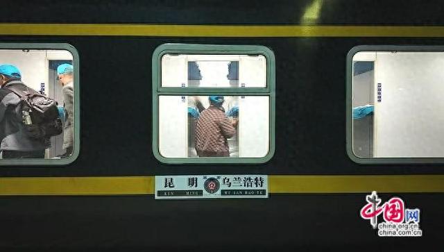 “候鸟式”银发专列载温情奔赴美丽彩云南