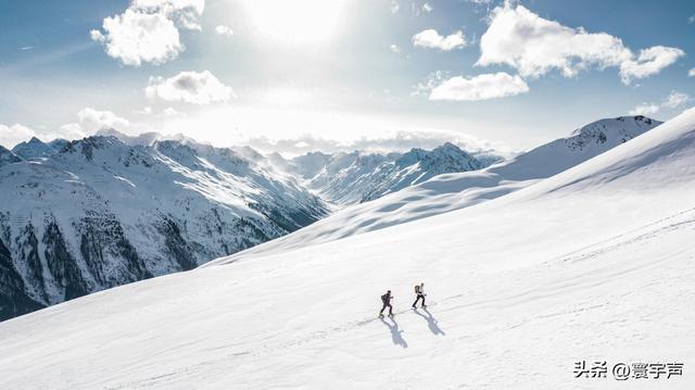 珠峰东坡国庆遇暴雪，近千徒步者连夜铲雪求生，脱险后教训要记牢