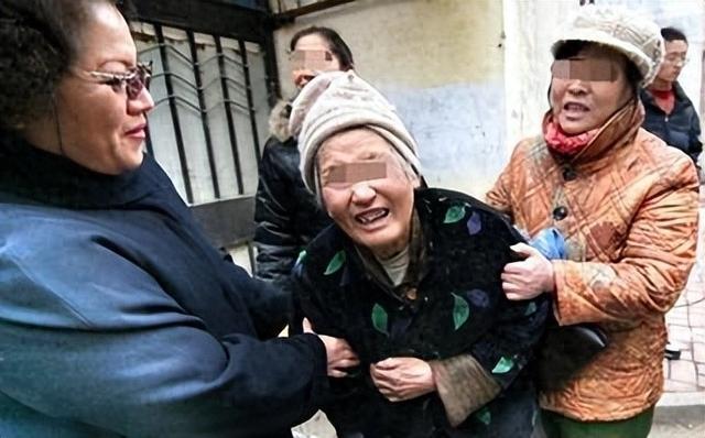 女子照顾邻居老人14年，老人遗嘱百万家产捐空，女子仅得600痛哭
