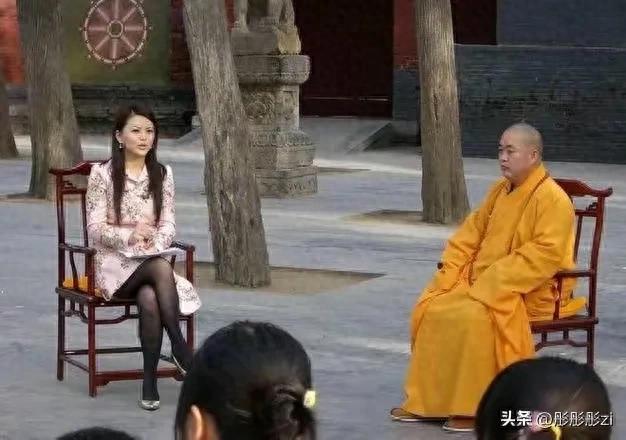 李湘万万没想到，释永信刚塌房，自己一张'黑丝短裙照'火了！