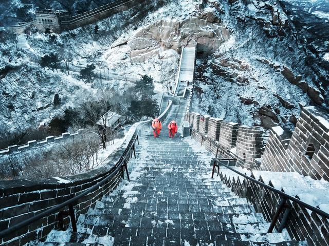 雪拥雄关，八达岭长城变诗意水墨画