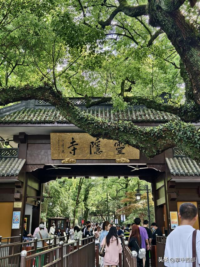 灵隐寺免票：千年古刹的“去商业化”破冰，还是流量经济的新叙事