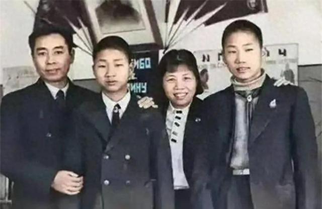毛岸青晚年常常独自流泪，邵华问及原因，他总是回答：我想妈妈了