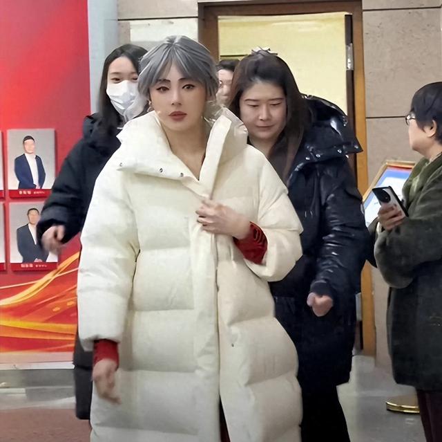 张雨绮大翻车！疑似代孕生子当小三，699不够买袜子	，春晚遭抵制