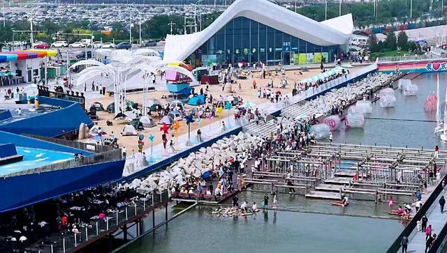 向海乐活 直击滨城精彩假期丨从沙滩狂欢到泳池派对，东疆文旅新场景成靓丽风景线