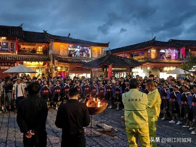 丽江古城夜狂欢！四方街篝火打跳每晚都有 阿老阿奶带跳太有氛围了